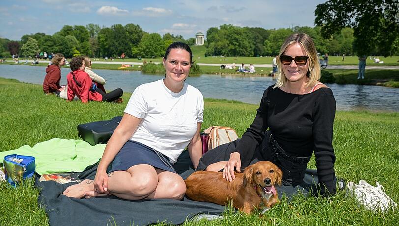 Bankkauffrau Nadine (40) und Lehrerin Caroline (34) mit Hündin Coco.