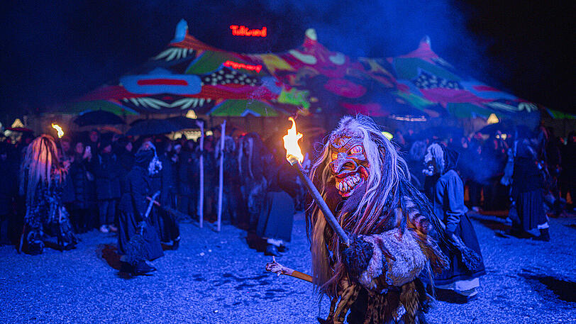 Schaurig-schöne Gestalten, lodernde Fackeln, wildes Treiben: Die Perchten vertreiben mit uralter Magie böse Geister und bringen Glück und Segen unter die Menschen. Schaurig-schöne Gestalten, lodernde Fackeln, wildes Treiben: Die Perchten vertreiben mit uralter Magie böse Geister und bringen Glück und Segen unter die Menschen.