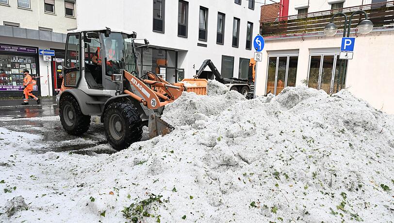 Die Stadtreinigung entfernen Hagel in der Innenstadt.