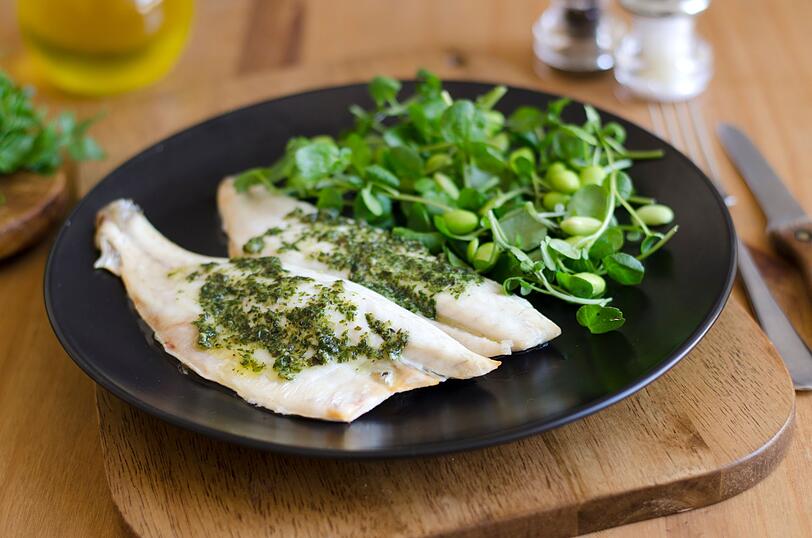 Fügen Sie 50 Gramm Parmesankäse oder für eine vegane Version drei Esslöffel Pinienkerne oder Haselnüsse hinzu. Eine gehackte Knoblauchzehe, ein Esslöffel Zitronensaft und 80 Milliliter Olivenöl runden das Pesto ab. Im Kühlschrank, mit Öl bedeckt und in einem gut verschlossenem Glas, hält es sich etwa eine Woche. Das Pesto passt perfekt zu Nudeln, als Brotaufstrich oder zu Fisch. Fügen Sie 50 Gramm Parmesankäse oder für eine vegane Version drei Esslöffel Pinienkerne oder Haselnüsse hinzu. Eine gehackte Knoblauchzehe, ein Esslöffel Zitronensaft und 80 Milliliter Olivenöl runden das Pesto ab. Im Kühlschrank, mit Öl bedeckt und in einem gut verschlossenem Glas, hält es sich etwa eine Woche. Das Pesto passt perfekt zu Nudeln, als Brotaufstrich oder zu Fisch.