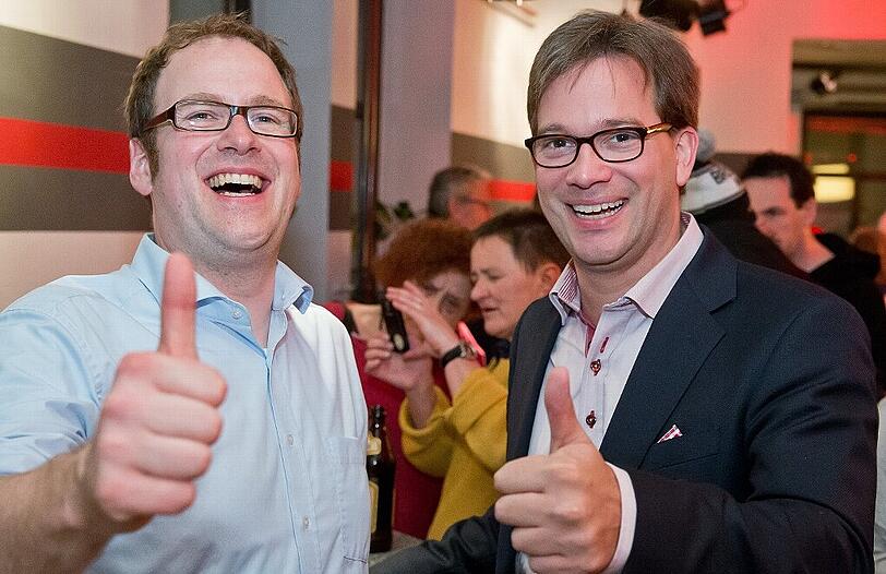 Daumen hoch am Wahlabend: Florian Janik, der neue SPD-Bürgermeister von Erlangen mit seinem bayerischen Parteichef Floran Pronold. So gut wie hier lief's nicht überall für die Sozialdemokraten.