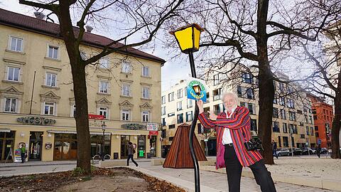 Die leuchtet mit Sicherheit heller als jedes Kerzerl auf der Geburtstagstorte: Wolfgang Roucka mit der Schwabinger Laterne am Wedekindplatz.