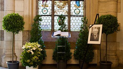 Das Kondolenzbuch für Hans-Jochen Vogel liegt im Prunkhof des Münchner Rathauses auf.
