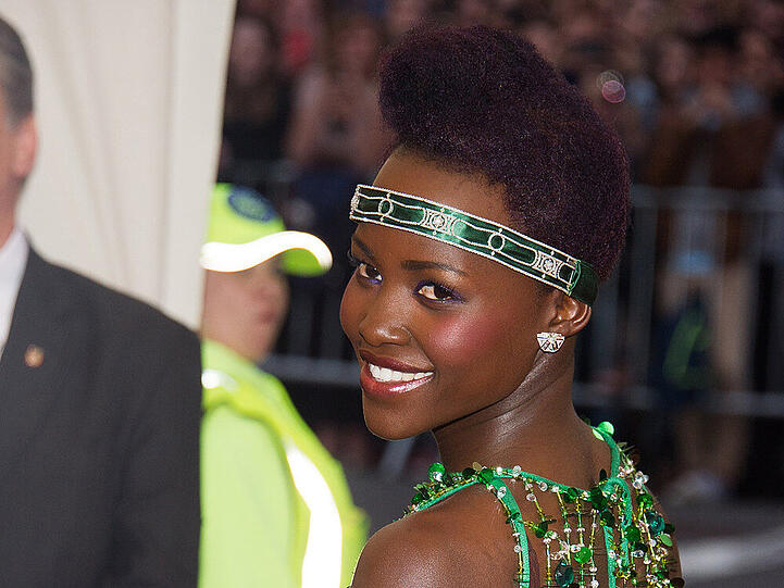 Lupita Nyong'o mag ihre Frisur pflegeleicht