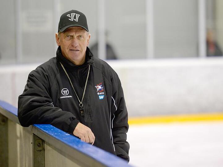Hans Zach, damals Trainer der DEL Eishockeymannschaft Adler Mannheim, steht im Stadion. Foto: Daniel Maurer/Archiv