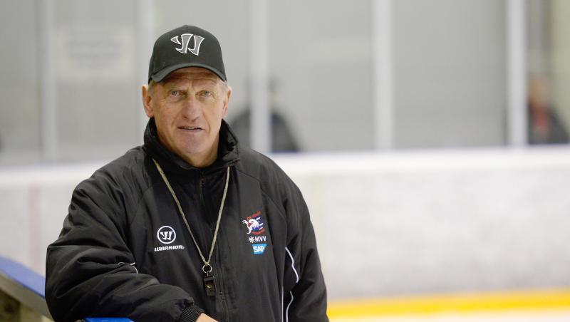 Hans Zach, damals Trainer der DEL Eishockeymannschaft Adler Mannheim, steht im Stadion. Foto: Daniel Maurer/Archiv Hans Zach, damals Trainer der DEL Eishockeymannschaft Adler Mannheim, steht im Stadion. Foto: Daniel Maurer/Archiv