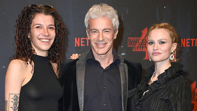 Gedeon Burkhard mit seinen Freundinnen Sascha Veduta (l) und Ann-Britt Dittmar. (Archivbild)