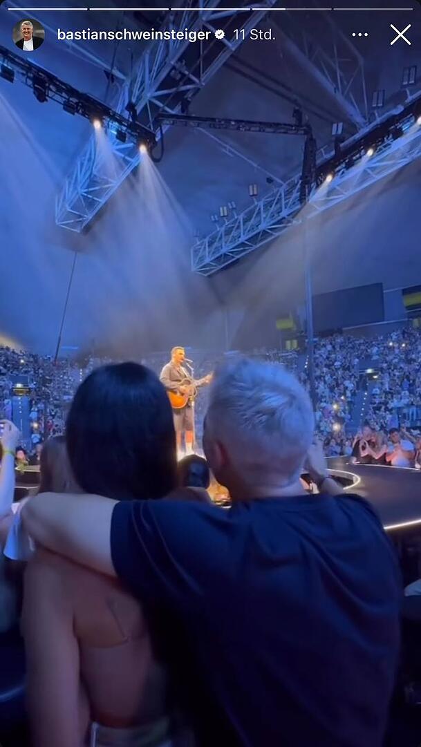 Bastian Schweinsteiger und Ana Ivanovic lauschen Arm in Arm dem Gesang von Justin Timberlake.