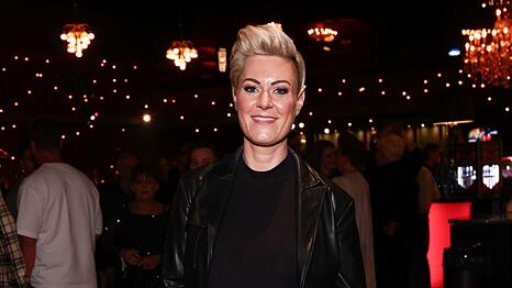 Carola Holzner ist unter dem K&uuml;nstlernamen "Doc Caro" nicht nur eine Fernsehpers&ouml;nlichkeit, sie f&uuml;llt auch Hallen - mit ihren Live-Programmen.