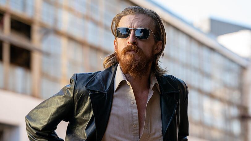 Der suspendierte Polizist Jasper (Austin Amelio) traut Gary nicht über den Weg und beschattet ihn auf Schritt und Tritt. Der suspendierte Polizist Jasper (Austin Amelio) traut Gary nicht über den Weg und beschattet ihn auf Schritt und Tritt.