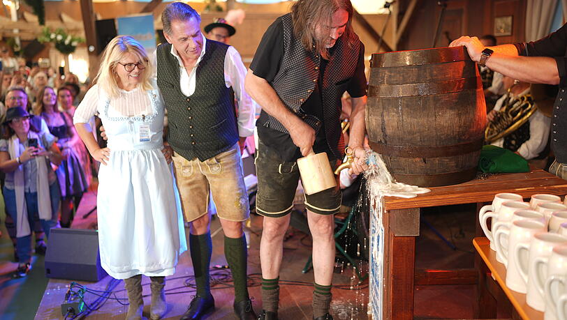 Die Wirte Petra und Peter Schöniger mit Roland Hefter (r.). Die Wirte Petra und Peter Schöniger mit Roland Hefter (r.).