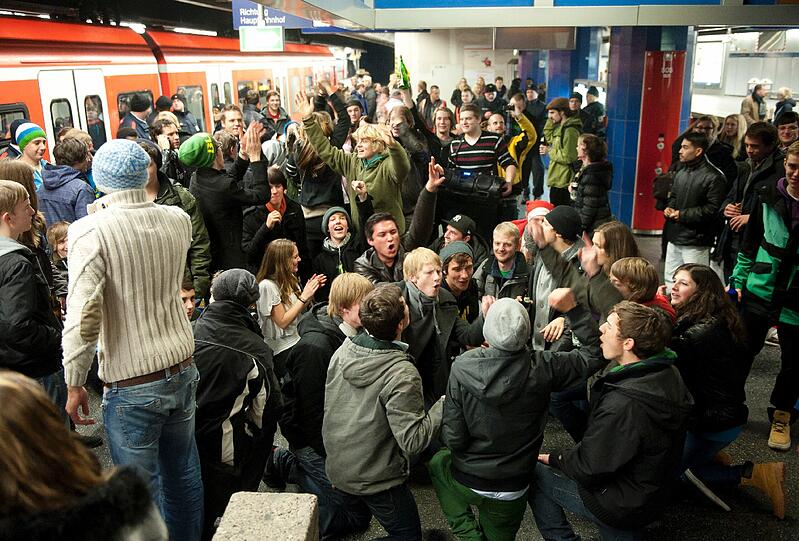 Bei dem über Facebook organisierten "Abschiedstrinken" in der Münchner S-Bahn haben rund 2.000 Menschen beim Feiern für erhebliche Sachbeschädigungen gesorgt.