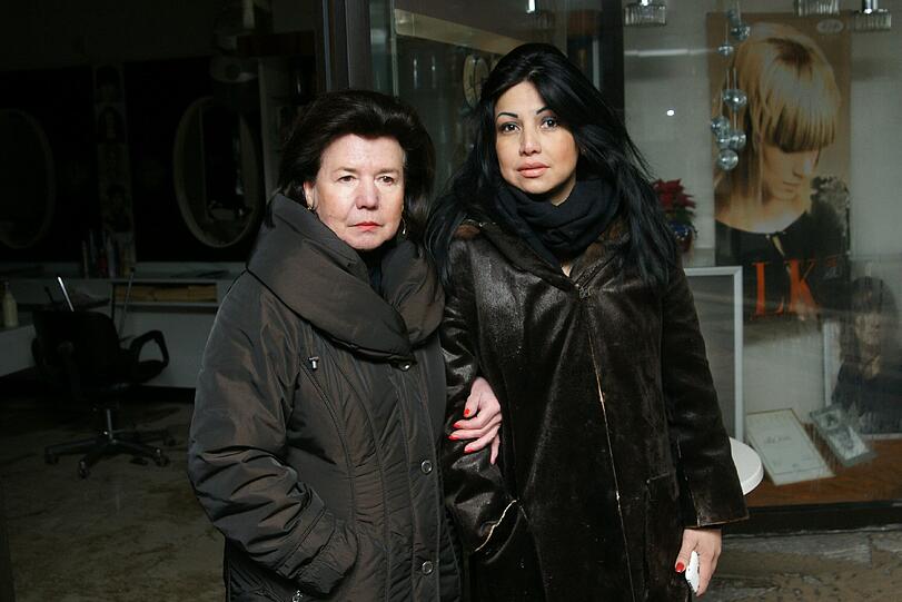 Auch Friseurmeisterin Heidi Scharl (links) von Conto-Coiffeur ist betroffen: "Es ist ganz schlimm, was für Schäden dieser Wasserrohrbruch verursacht hat!" Seit 30 Jahren arbeite sie in der Sonnenstraße, doch so etwas habe sie noch nie erlebt.