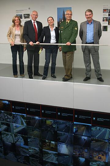 In der neuen Verkehrszentrale: Stadträtin Sabine Nallinger, KVR-Chef Wilfried Blume-Beyerle, Baureferentin Rosemarie Hingerl, Wilhelm Schmidbauer und Stadtrat Alexander Reissl.