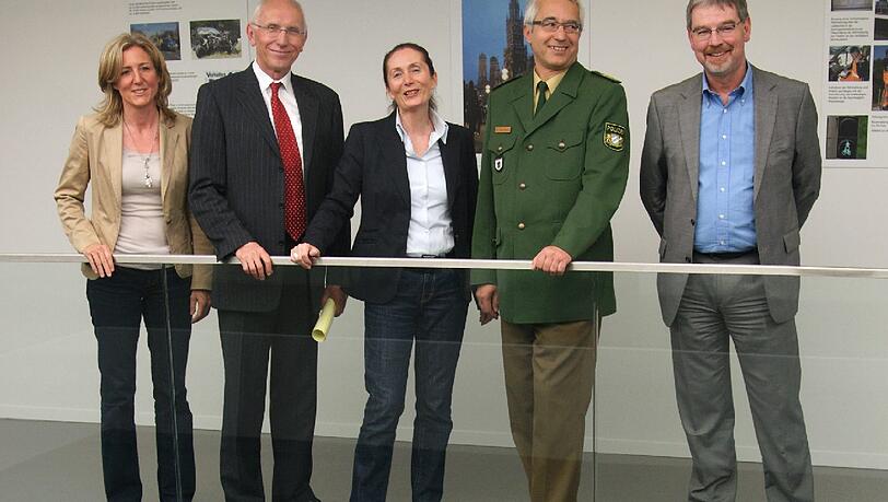In der neuen Verkehrszentrale: Stadträtin Sabine Nallinger, KVR-Chef Wilfried Blume-Beyerle, Baureferentin Rosemarie Hingerl, Wilhelm Schmidbauer und Stadtrat Alexander Reissl. In der neuen Verkehrszentrale: Stadträtin Sabine Nallinger, KVR-Chef Wilfried Blume-Beyerle, Baureferentin Rosemarie Hingerl, Wilhelm Schmidbauer und Stadtrat Alexander Reissl.