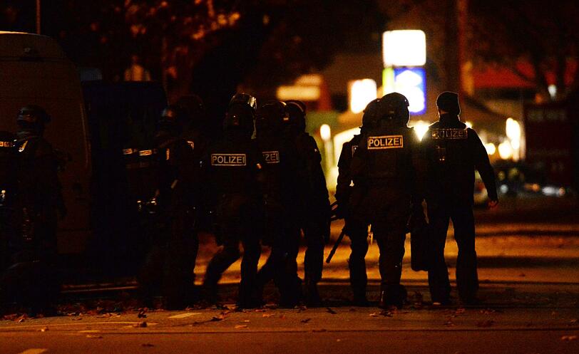 Nervenkrieg in Freiburg! Ein bewaffneter Mann hatte sich in einem Schnellimbiß zusammen mit zwölf Menschen verschanzt.
