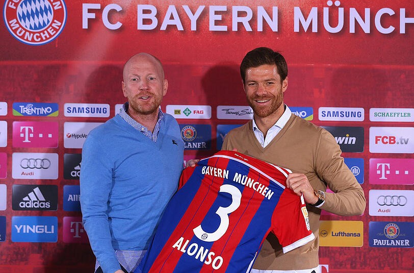 Matthias Sammer und Xabi Alonso präsentieren bei der offiziellen Vorstellung das Trikot.
