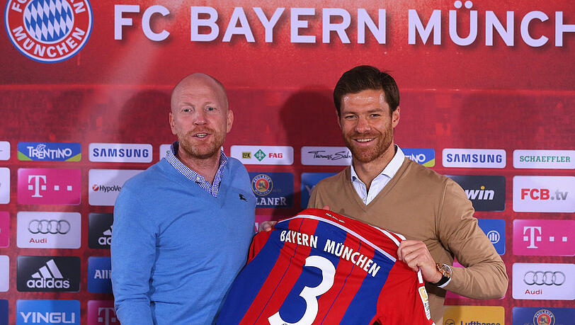 Matthias Sammer und Xabi Alonso präsentieren bei der offiziellen Vorstellung das Trikot. Matthias Sammer und Xabi Alonso präsentieren bei der offiziellen Vorstellung das Trikot.