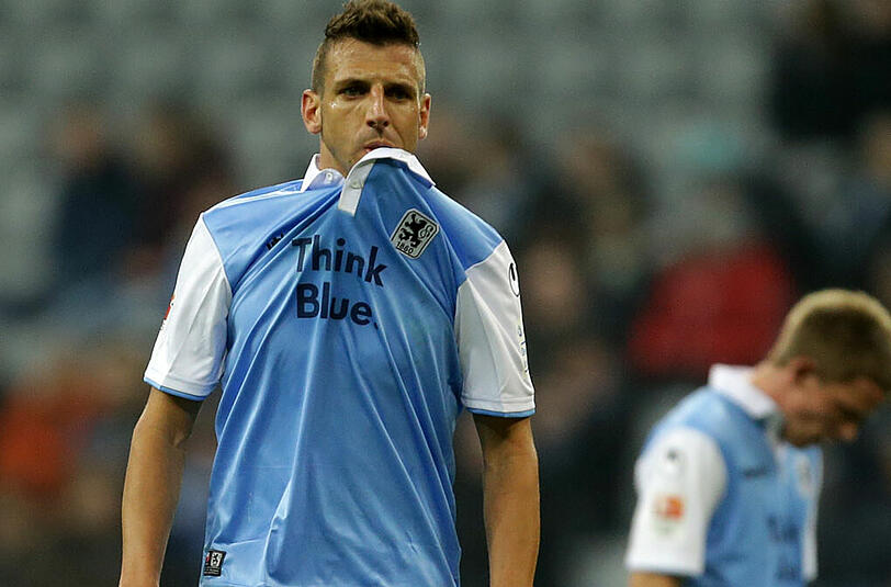 Guillermo Vallori geht nach der Niederlage des TSV 1860 München gegen FSV Frankfurt vom Platz.
