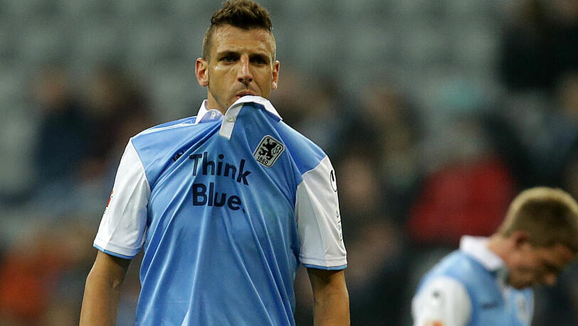 Guillermo Vallori geht nach der Niederlage des TSV 1860 München gegen FSV Frankfurt vom Platz. Guillermo Vallori geht nach der Niederlage des TSV 1860 München gegen FSV Frankfurt vom Platz.