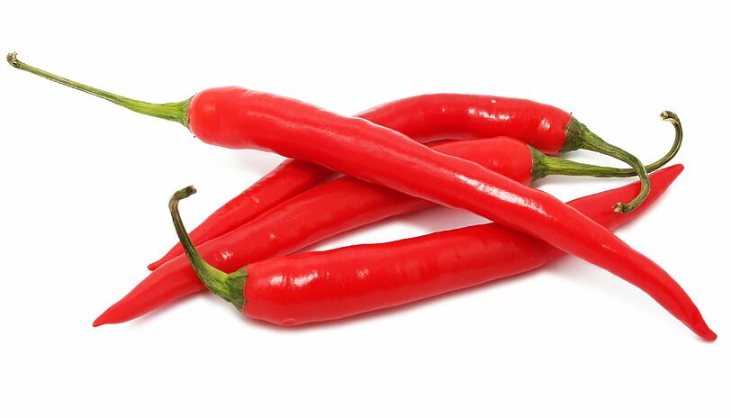 C wie Cayennepfeffer: Mischung aus Chilischoten, die beim Grillen häufig verwendet wird. Die eigene Herstellung ist einfach: trockene Cayenneschoten (Chili) mit einem Mörser zerkleinern und anschließend das Grillgut würzen.