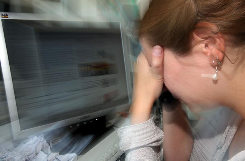 Der Dauerstress im Büro führt oft zu einem Burnout. Bei ersten Anzeichen sollte man sofort handeln.