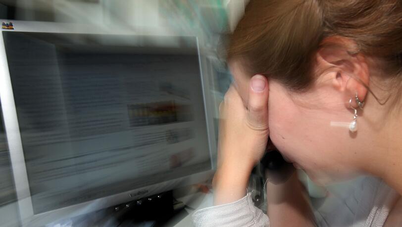 Der Dauerstress im Büro führt oft zu einem Burnout. Bei ersten Anzeichen sollte man sofort handeln. Der Dauerstress im Büro führt oft zu einem Burnout. Bei ersten Anzeichen sollte man sofort handeln.
