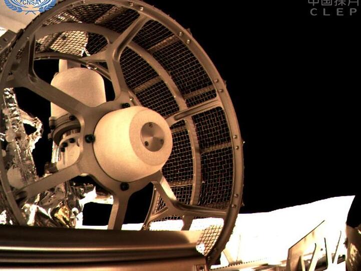 Die Reifen des Roboterfahrzeuges "Jadehase 2" beim verlassen der Landesonde "Chang'e 4".