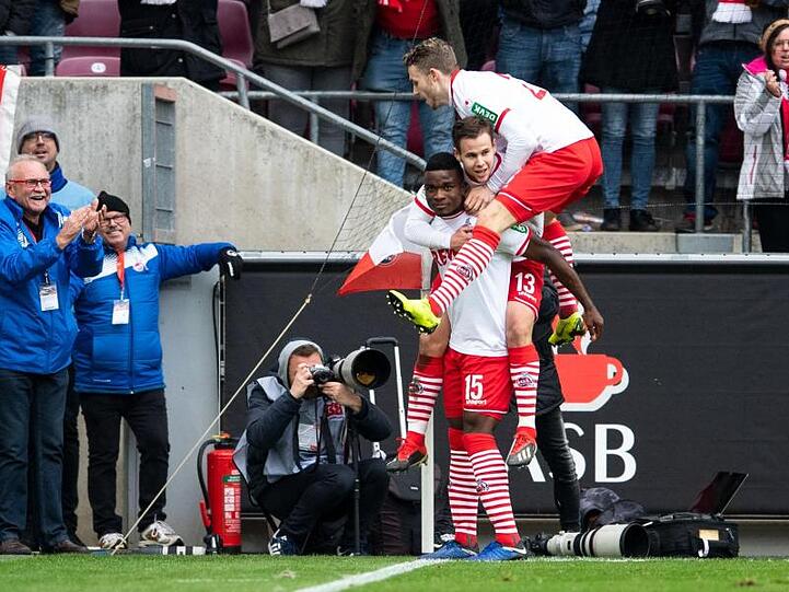 Kölns Torschütze Jhon Cordoba (l-r), Louis Schaub umd Jannes Horn jubeln nach dem Treffer zum 3:0. Foto: Marius Becker