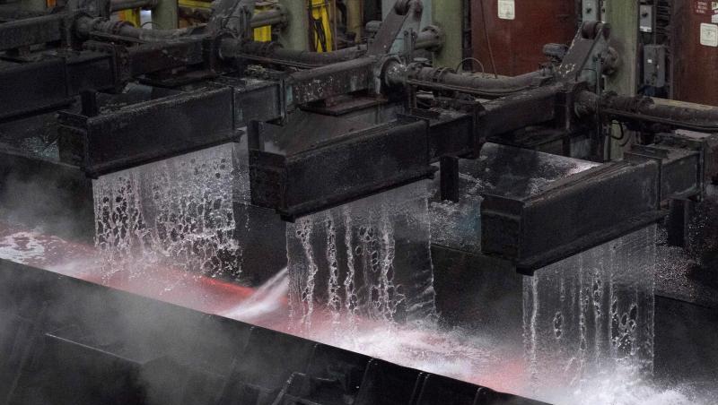 In einem Stahlwerk im kanadischen Sault Ste. Marie steigt Dampf über heißem Stahl auf. In einem Stahlwerk im kanadischen Sault Ste. Marie steigt Dampf über heißem Stahl auf.