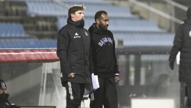 Co-Trainer Merlin Polzin (l) und der HSV-Trainer Daniel Thioune beobachten das Spiel.
