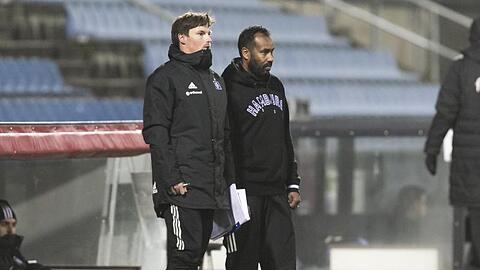 Co-Trainer Merlin Polzin (l) und der HSV-Trainer Daniel Thioune beobachten das Spiel.