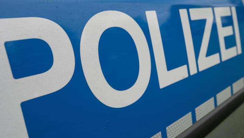 Das Wort "Polizei" steht auf einem Einsatzwagen.