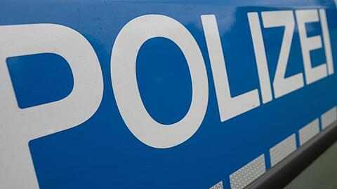 Das Wort "Polizei" steht auf einem Einsatzwagen.