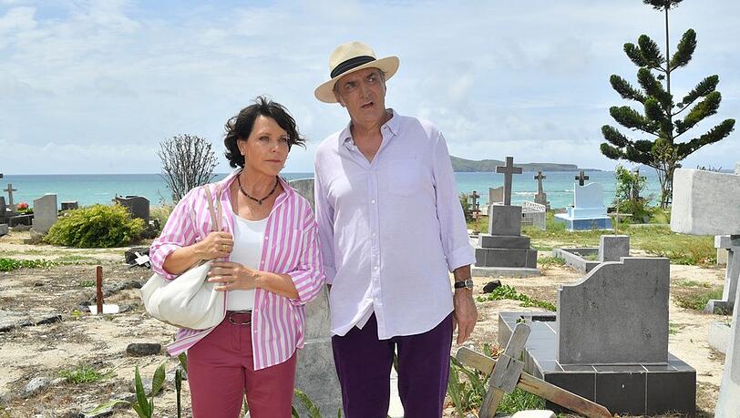 "Das Traumschiff: Mauritius": Sabine Budarek (Janina Hartwig) und ihr Mann Thomas (Andreas Hoppe) treffen bei ihrem Landgang auf einen alten Friedhof.