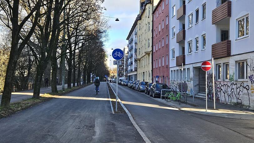 Der frisch umgebaute Radweg an der Zeppelinstraße in Richtung Volksbad gesehen. Die Straße war hier schon immer eine Einbahnstraße, weggefallen ist aber ein Parkstreifen.
