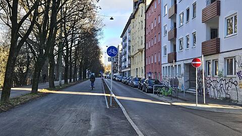 Der frisch umgebaute Radweg an der Zeppelinstraße in Richtung Volksbad gesehen. Die Straße war hier schon immer eine Einbahnstraße, weggefallen ist aber ein Parkstreifen.