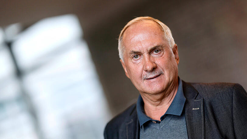 Uli Stielike hat zwischen 1977 und 1985 für Real Madrid gespielt. Uli Stielike hat zwischen 1977 und 1985 für Real Madrid gespielt.