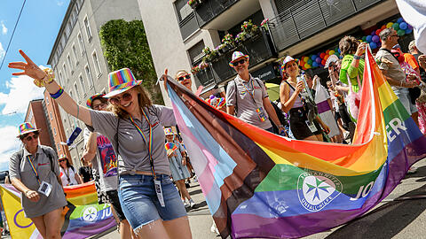 Feiern bei 36 Grad beim CSD: Mit einigen Schutzma&szlig;nahmen sollte das f&uuml;r gesunde Menschen gut m&ouml;glich sein. Wichtig: Den Hut nicht vergessen!