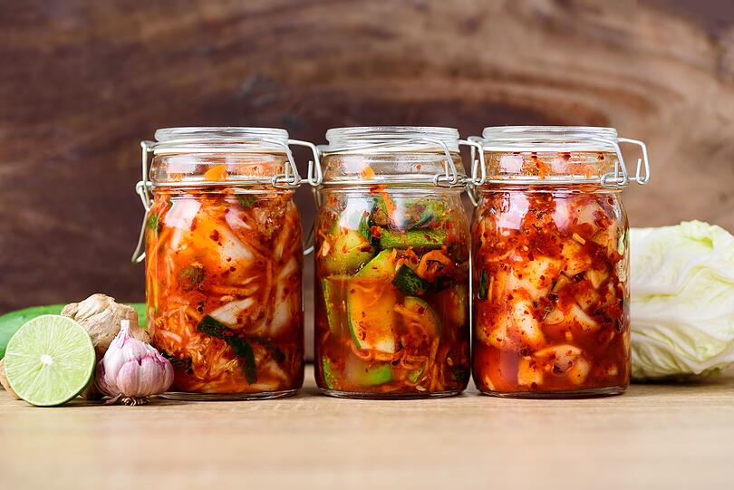 Sie mögen es gerne etwas würziger? Dann ist Ihnen süßsauer eingelegtes Gemüse vielleicht zu fad, aber Kimchi genau das richtige. Das koreanische Traditionsgericht aus fermentiertem Gemüse liefert Milchsäurebakterien, Vitamine, Enzyme - und einen unvergleichlichen Geschmack! Es kann sowohl als Beilage als auch als Hauptgericht genossen werden. Sie mögen es gerne etwas würziger? Dann ist Ihnen süßsauer eingelegtes Gemüse vielleicht zu fad, aber Kimchi genau das richtige. Das koreanische Traditionsgericht aus fermentiertem Gemüse liefert Milchsäurebakterien, Vitamine, Enzyme - und einen unvergleichlichen Geschmack! Es kann sowohl als Beilage als auch als Hauptgericht genossen werden.