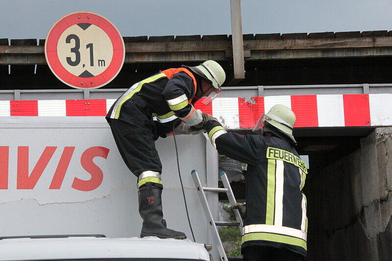 Der 40-jährige Fahrer wollte mit einem Umzugstransporter in Schwindegg im Landkreis Mühldorf eine Bahnunterführung passieren. Sein 3,65 Meter hohes Fahrzeug blieb in der 3,1 Meter hohen Unterführung stecken und musste von der Feuerwehr rausgeschnitten werden.