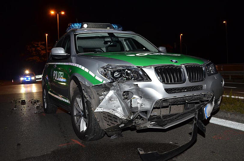 Hier endete die Verfolgungsjagd. Der Amok-Fahrer raste in eine Straßensperre. Die Streifenwagen und der Wagen des Täters wurden demoliert.