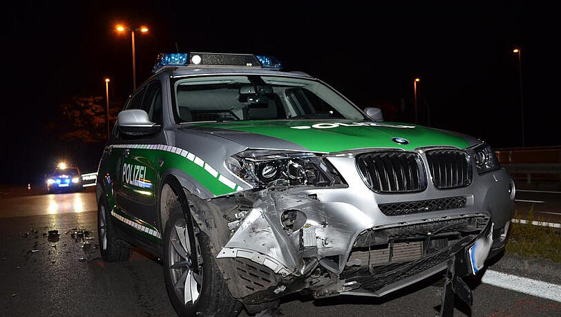 Hier endete die Verfolgungsjagd. Der Amok-Fahrer raste in eine Straßensperre. Die Streifenwagen und der Wagen des Täters wurden demoliert. Hier endete die Verfolgungsjagd. Der Amok-Fahrer raste in eine Straßensperre. Die Streifenwagen und der Wagen des Täters wurden demoliert.