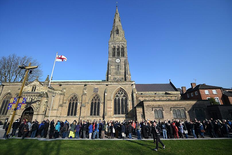 Der in der Kathedrale von Leicester aufgebahrte Sarg des früheren Königs Richard III. ist zum Publikumsmagneten geworden.