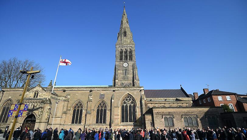 Der in der Kathedrale von Leicester aufgebahrte Sarg des früheren Königs Richard III. ist zum Publikumsmagneten geworden. Der in der Kathedrale von Leicester aufgebahrte Sarg des früheren Königs Richard III. ist zum Publikumsmagneten geworden.