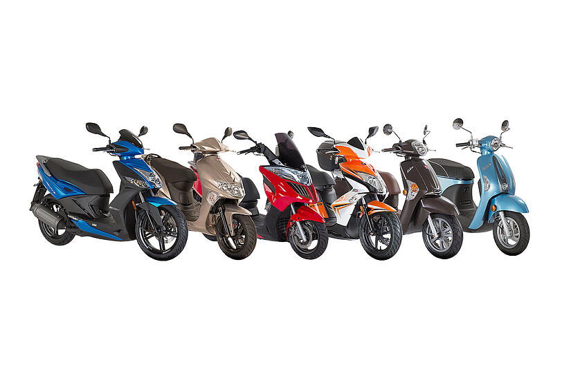 In Reih und Glied: Die 50er Roller von Kymco warten auf Kunden - und auf den Frühling.