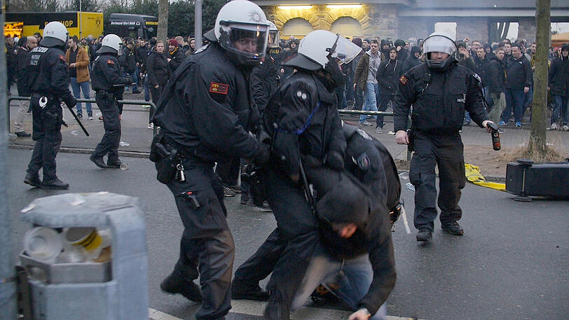 In 32 Fällen ermittelt die Dortmunder Polizei nach den Krawallen beim Leipzig-Spiel.