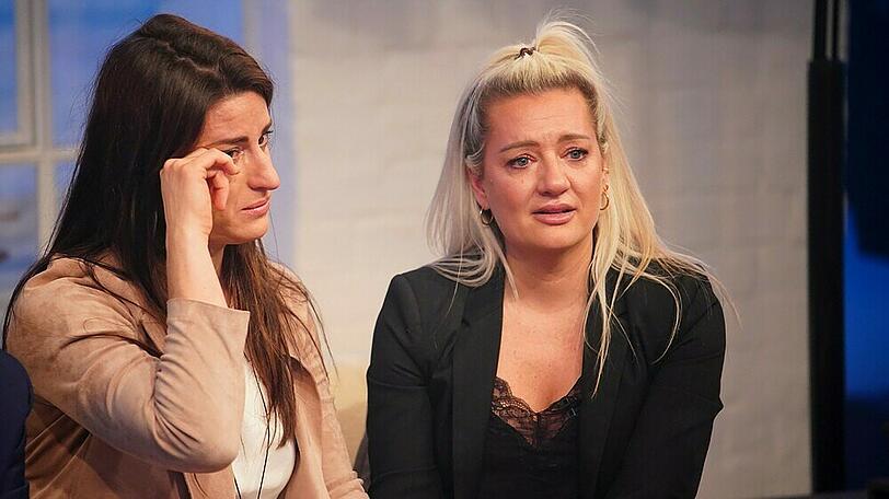 Gracia Baur und Juliette Schoppmann sind zu Tränen gerührt.