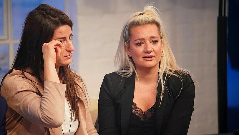 Gracia Baur und Juliette Schoppmann sind zu Tränen gerührt. Gracia Baur und Juliette Schoppmann sind zu Tränen gerührt.