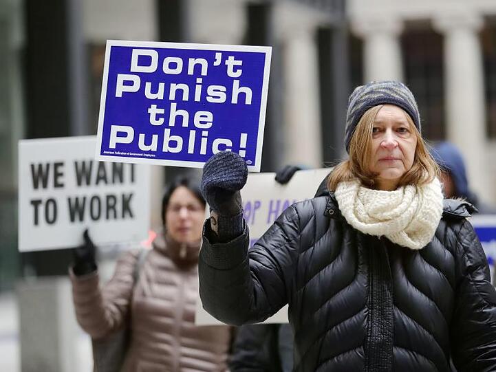 "Bestraft nicht die Allgemeinheit": Staatsbedienstete demonstrieren auf der Federal Plaza gegen den Shutdown in den USA.